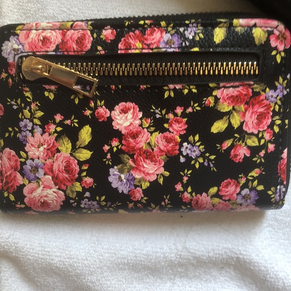 2 new wallets - Picture 3 of 5